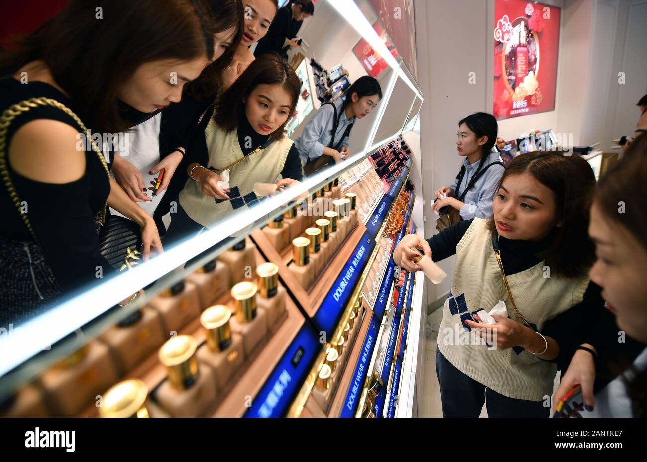 Haikou, Chine. 19 Jan, 2020. Les clients à faire leurs achats dans les boutiques hors taxes à Haikou, capitale de la Chine du sud, le 19 janvier 2020. Les boutiques duty-free sur la province insulaire de Hainan, ploutocrates de 13,61 milliards de yuans (environ 1,97 milliards de dollars) des ventes en 2019, en hausse de 35 pour cent d'année en année, les autorités locales ont déclaré mercredi. Les données du ministère provincial des Finances a montré que l'Hainan boutiques duty-free enregistré environ 3,84 millions, en hausse de 34 p. 100 des achats d'année en année. Credit : Guo Cheng/Xinhua/Alamy Live News Banque D'Images