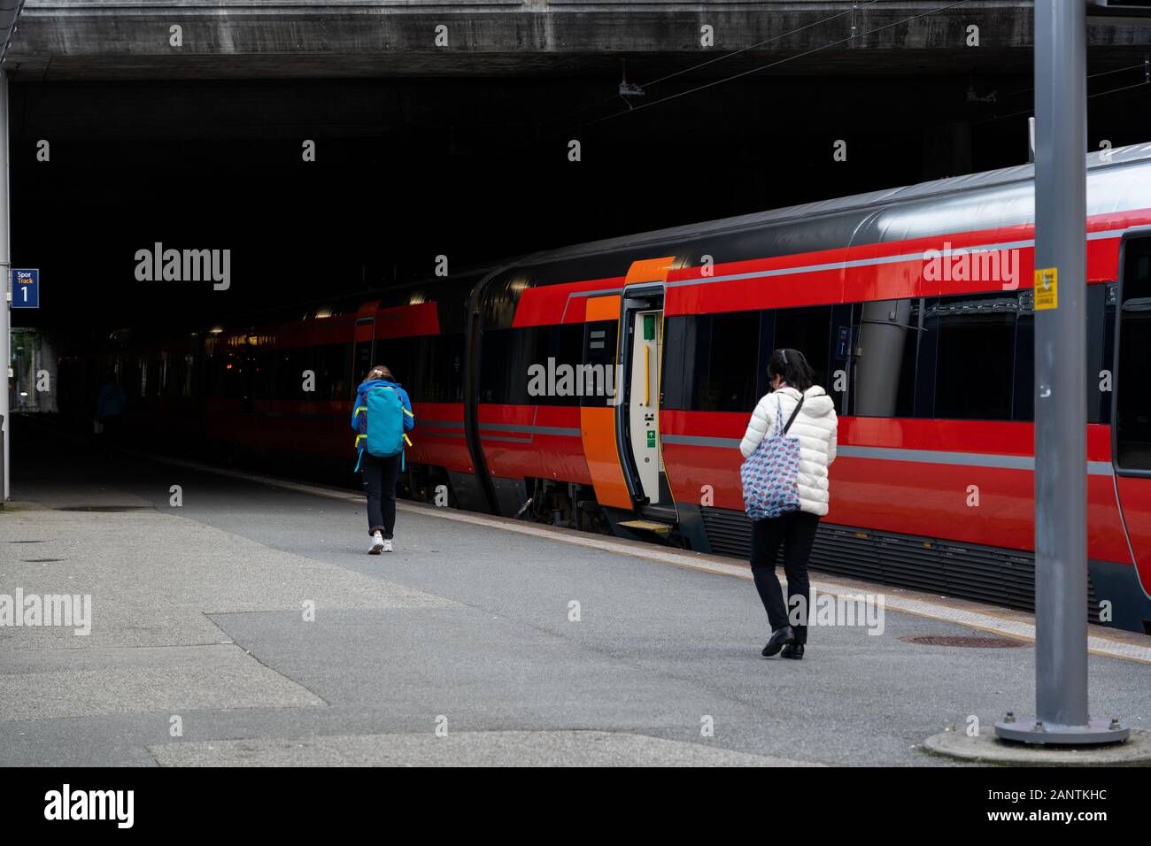Editorial 09.02.2019 Stavanger Norvège passagers à pied de la gare à la gare Banque D'Images
