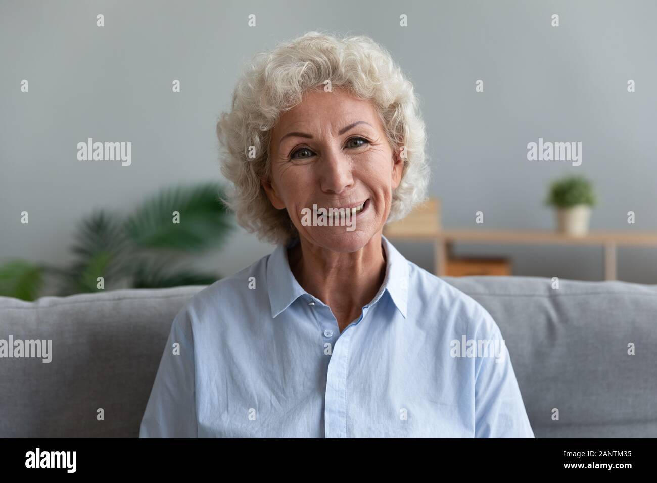 Head shot portrait belle femme plus âgée, looking at camera Banque D'Images
