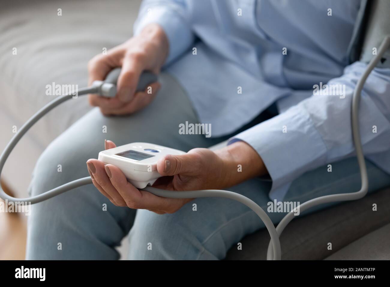 Close up femme plus contrôle de la pression artérielle avec tonomètre numérique Banque D'Images