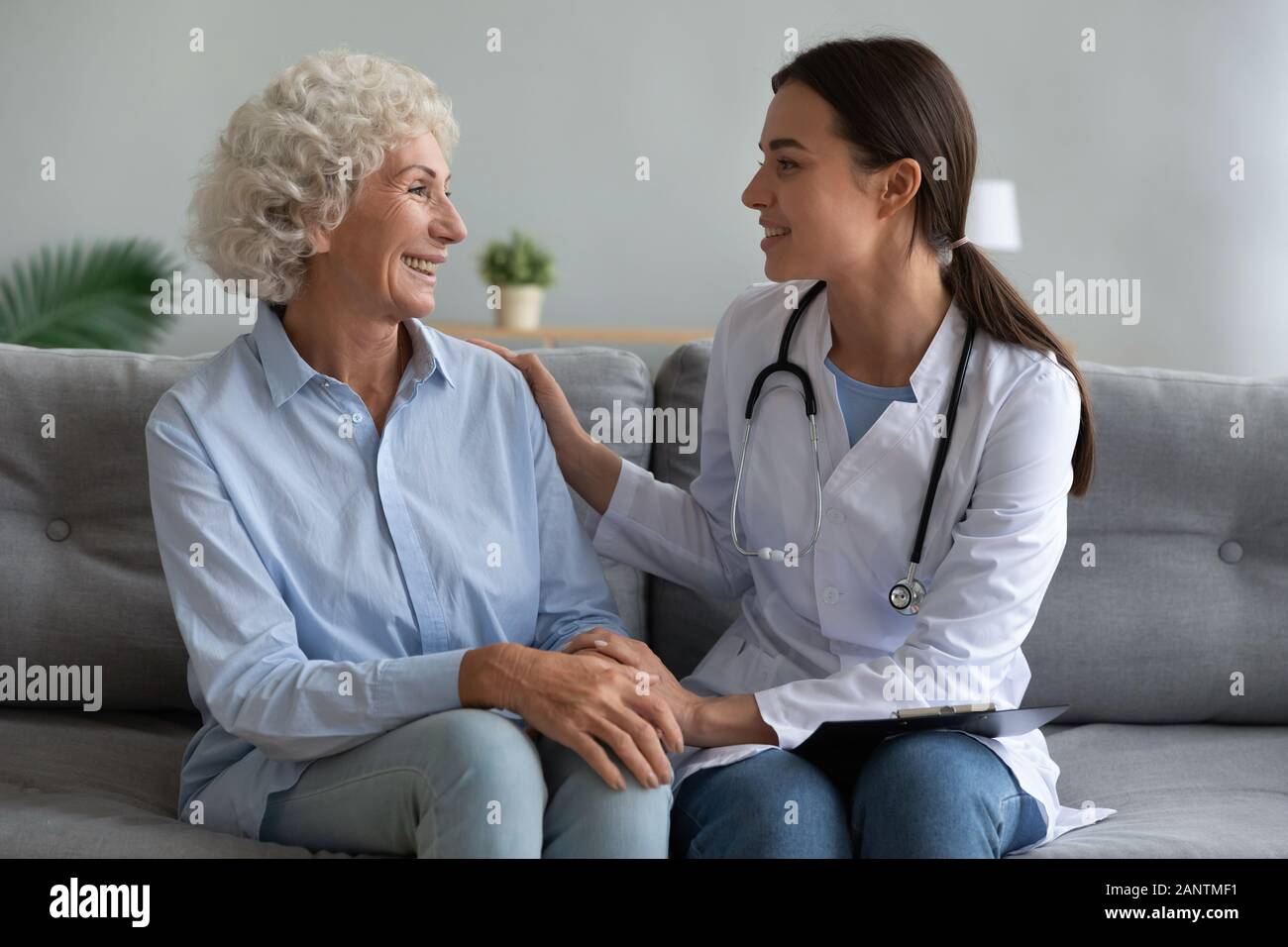Heureux de parler avec les femmes âgées friendly médecin pendant la visite ; Banque D'Images
