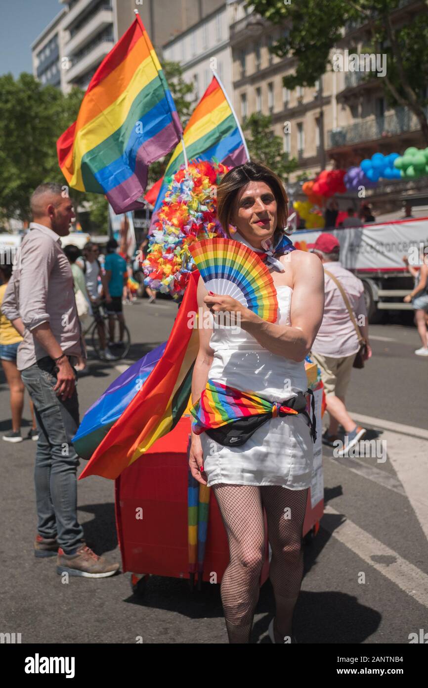 29 Juin 2019, Paris, France. Gay Pride Parade Day. Magnifique travestite devant un stand de goodies sur le boulevard montparnasse en regardant la caméra Banque D'Images