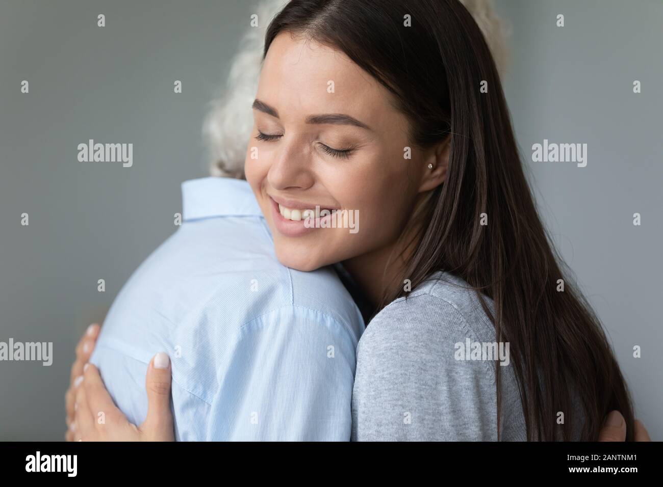 Beautiful happy girl hugging grand-mère, une bonne relation de confiance Banque D'Images