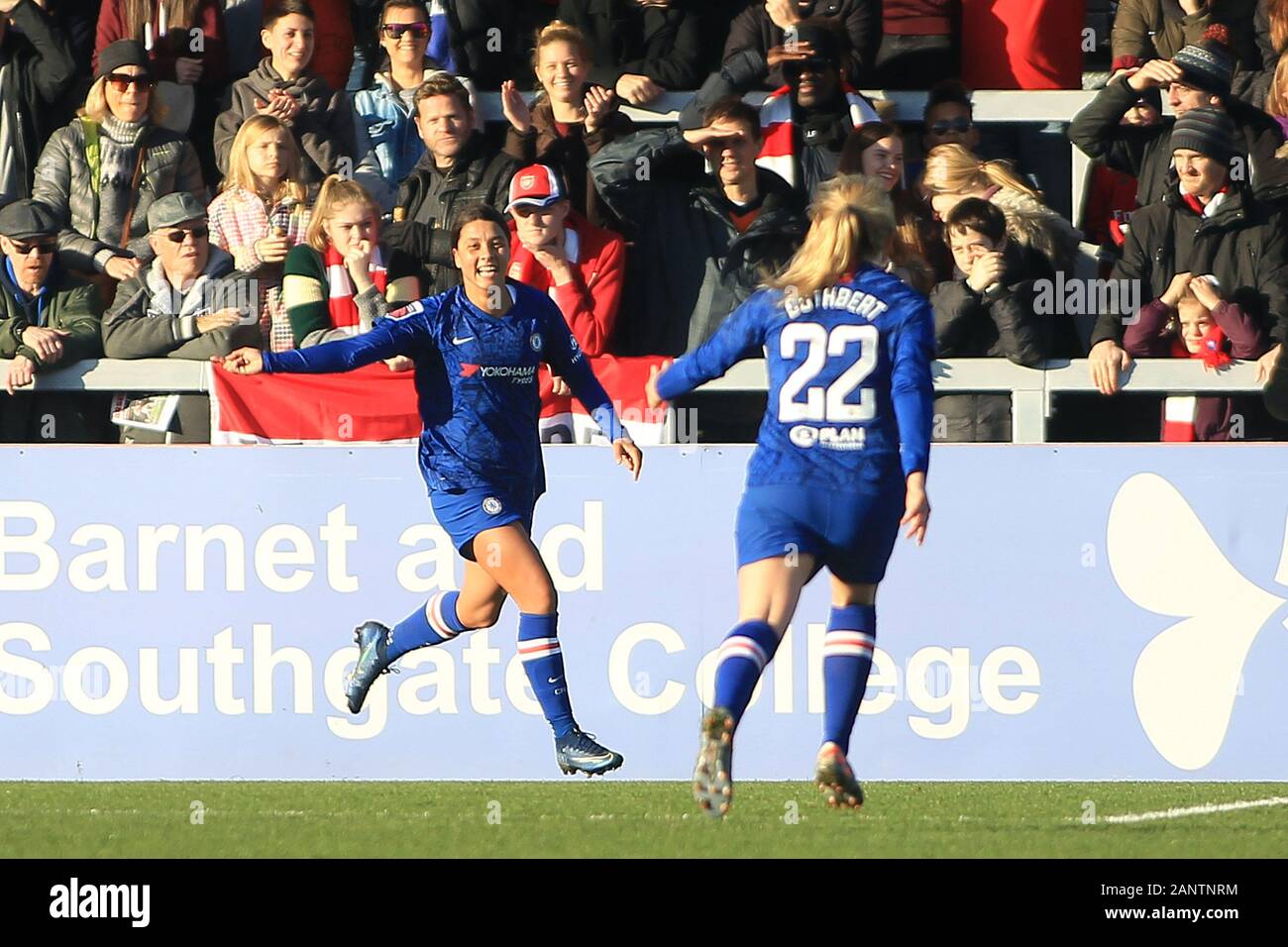 Manchester, UK. 19 Jan, 2020. Sam Kerr de Chelsea Femmes (L) célèbre après avoir marqué le deuxième but de son équipe. Barclays FA Womens superleague, Arsenal Femmes v Chelsea femmes à Meadow Park à Borehamwood Herts, le dimanche 19 janvier 2020. Cette image ne peut être utilisé qu'à des fins rédactionnelles. Usage éditorial uniquement, licence requise pour un usage commercial. Aucune utilisation de pari, de jeux ou d'un seul club/ligue/dvd publications. pic par Steffan Bowen/Andrew Orchard la photographie de sport/Alamy live news Crédit : Andrew Orchard la photographie de sport/Alamy Live News Banque D'Images