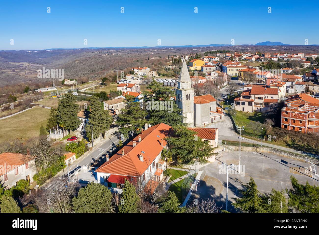 Une vue aérienne de Kanfanar et église paroissiale Saint Sylvestre, Istrie, Croatie Banque D'Images