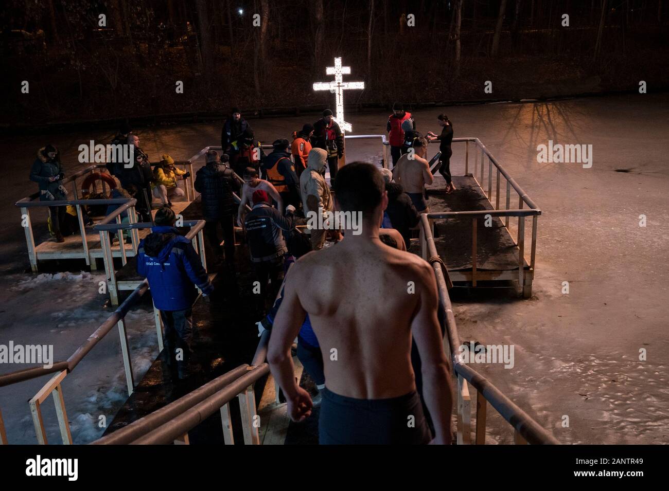 Les gens descendre vers la plate-forme durant la célébration.La commémoration annuelle du baptême de Jésus le Christ dans le Jourdain est célébré par des milliers de croyants orthodoxes russes dans le cadre des célébrations de l'Epiphanie fest. Malgré la température assez inhabituelle qui a entravé la formation d'une forte couverture de glace des lacs et rivières, plusieurs stations ont été préparés dans la zone urbaine à Moscou, comme l'un dans le parc Sokolniki, pour les croyants qui ont voulu prendre le plongeon traditionnel qui est considérée comme un acte pour effacer ses péchés. Banque D'Images
