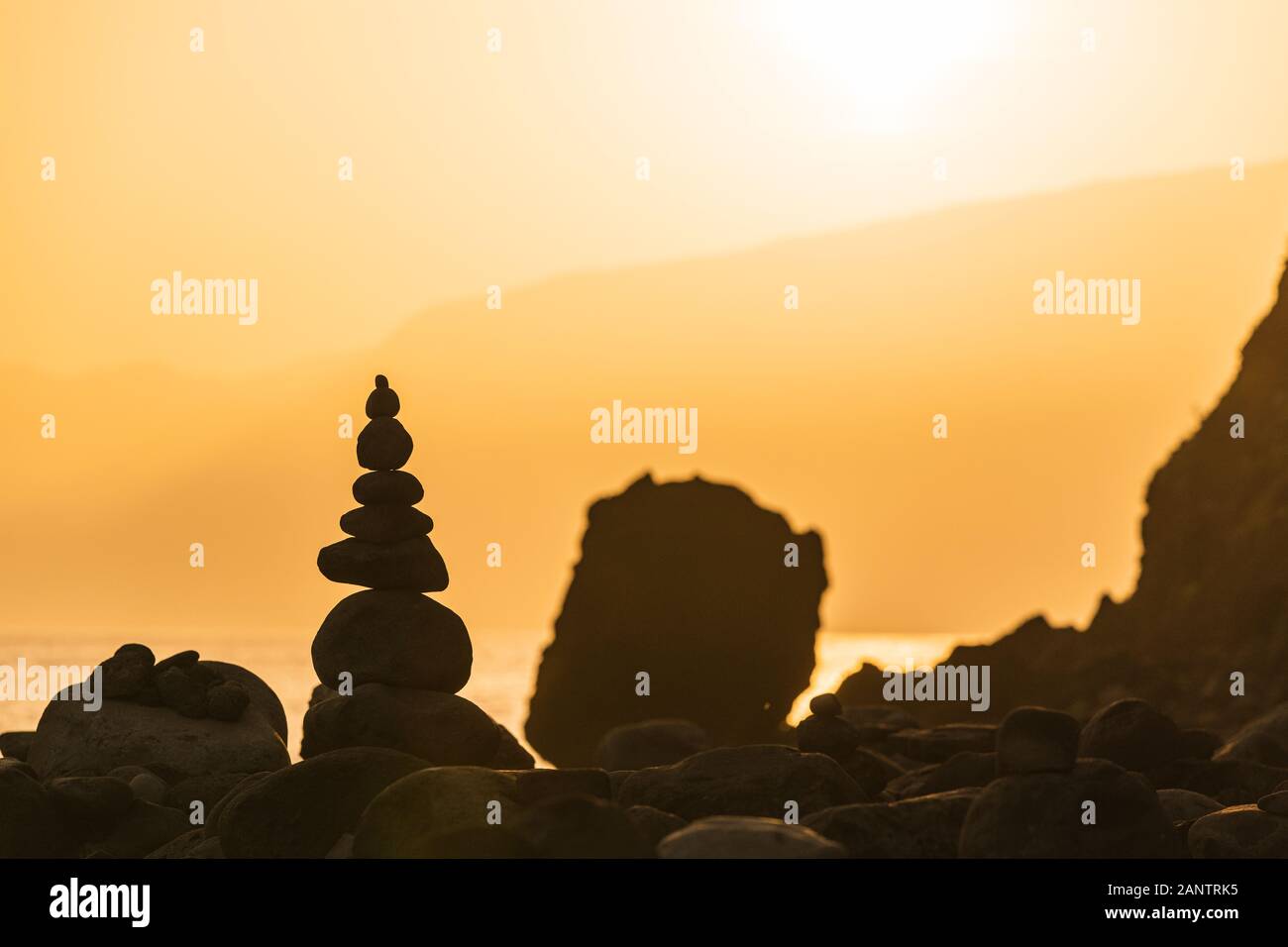 Monceau de pierres près de la mer au lever du soleil. Ribeira da Janela, Madère Banque D'Images