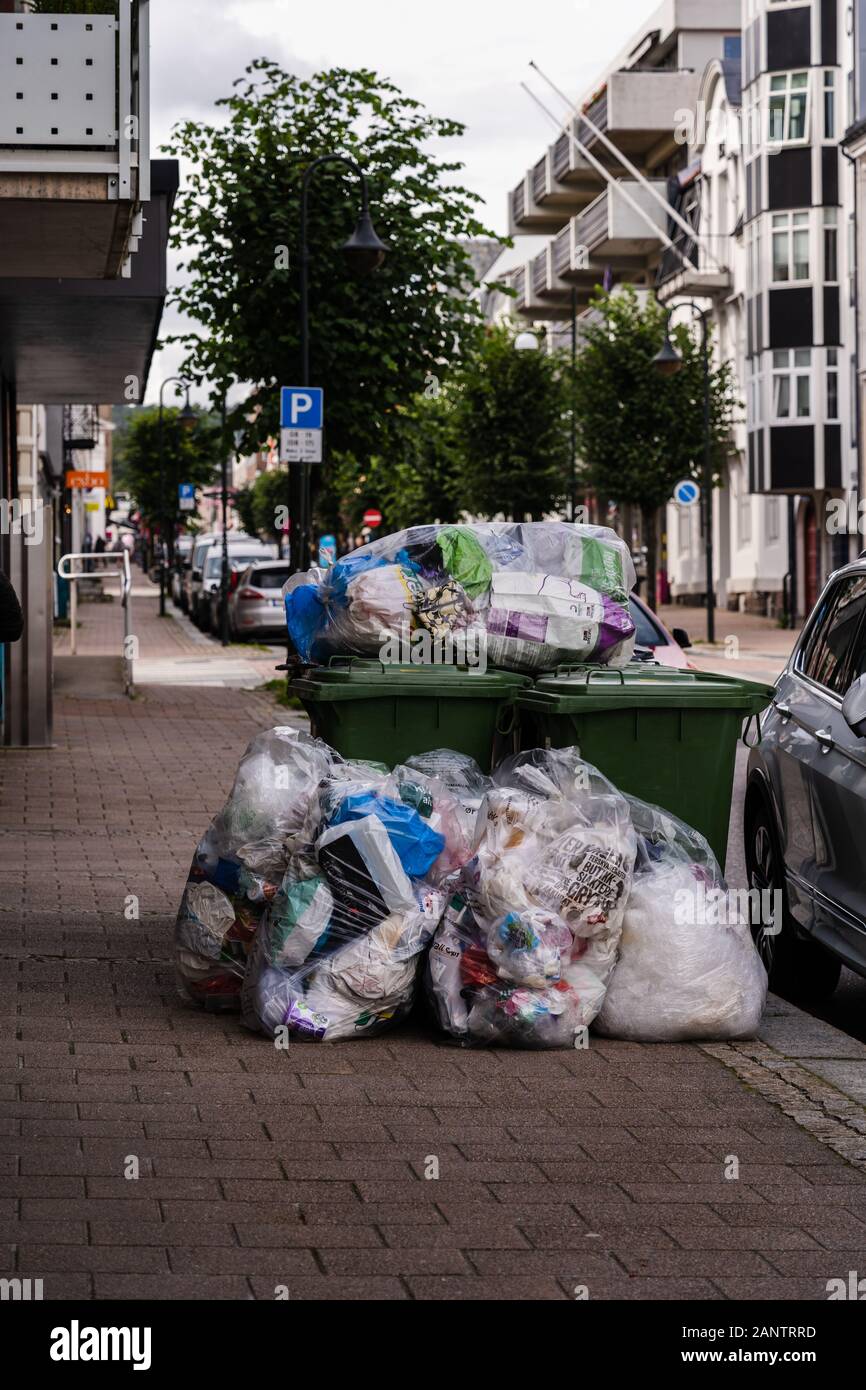 Editorial 09.01.2019 Kristiansand Norvège des ordures sur la rue que les bacs sont trop-plein d'ordures Banque D'Images