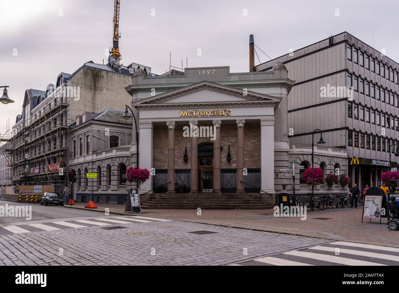 Editorial 09.01.2019 Norvège Kristiansand Markensgate McDonald's qui est dans l'ancien bâtiment de la banque par street Banque D'Images