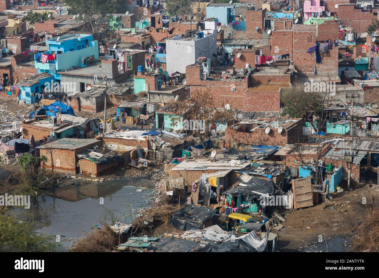 Vue aérienne des bidonvilles indiens pauvres à Faridabad, Haryana . Banque D'Images