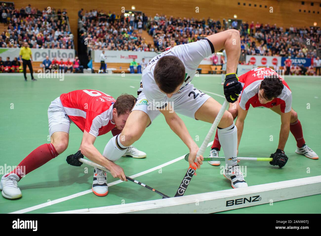 Berlin, Allemagne. 19 Jan, 2020. Le hockey, les hommes : Championnat d'Europe, l'Autriche - l'Allemagne, l'épreuve finale, définitive. L'Autrichien Patrick la marmotte (l) et Benjamin la marmotte essayez de prendre le ballon de l'Allemand Jan Schiffer (M). Credit : Gregor Fischer/dpa/Alamy Live News Banque D'Images