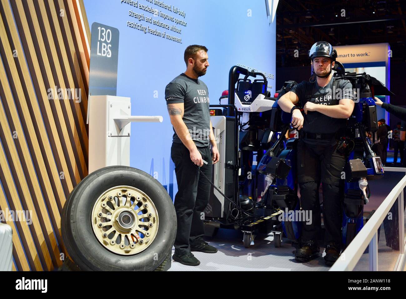 Démonstration de force de Sarcos Tuteur de plein-corps XO powered exosquelette, qui sera bientôt utilisé par Delta Airlines en matière de bagages, au CES, Las Vegas, USA Banque D'Images