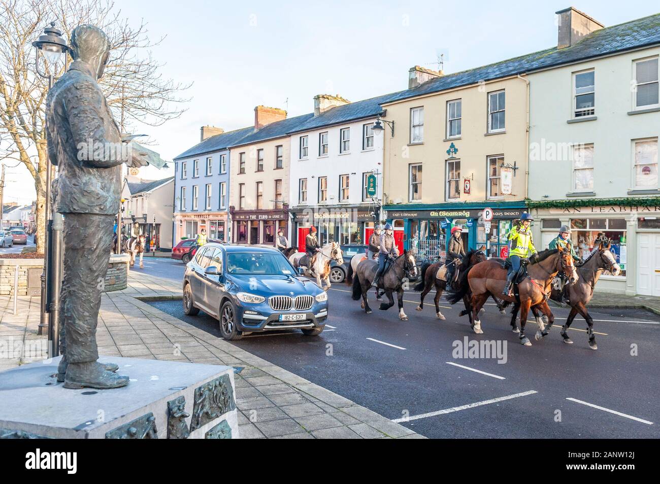 03320 West Cork, Irlande. 19 Jan, 2020. West Cork Chevals a accueilli un cheval aujourd'hui à de l'aide 03320 and District Community Council. Le cheval était composé de 31 chevaux et rode de Ballabuidhe Ballinacarriga au champ de course au sol et à l'arrière. GAA Le cheval passe le Sam Maguire statue en 6800 la ville. Credit : Andy Gibson/Alamy Live News Banque D'Images