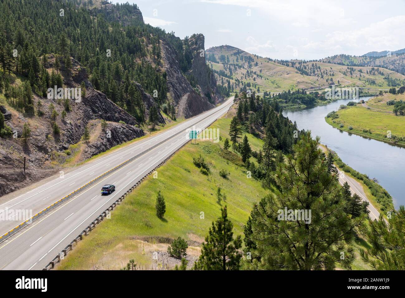L'autoroute et la rivière avec des routes désertes, Hardy, Missouri, Montana, USA Banque D'Images