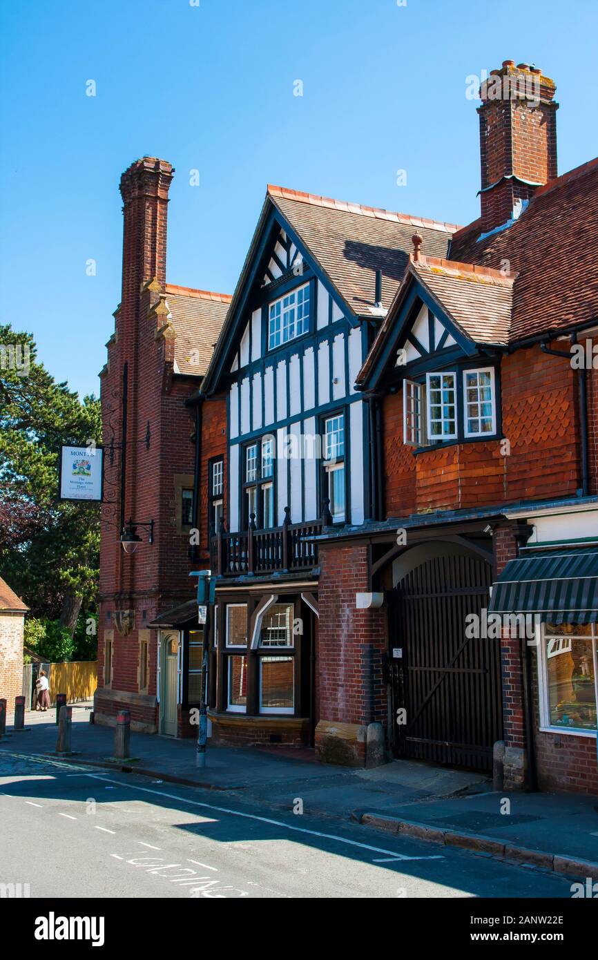 10 juin 2015 Un bel exemple d'architecture élisabéthaine le ibeside Montagu Arms pub dans Beaulieu Village Hampshire Angleterre Banque D'Images