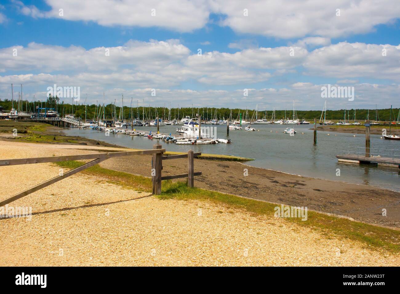 10 juin 2015 la marina sur la rivière Beaulieu à Le site historique de construction navale de Bucklers Hard dans la Nouvelle forêt Hampshire Angleterre Banque D'Images