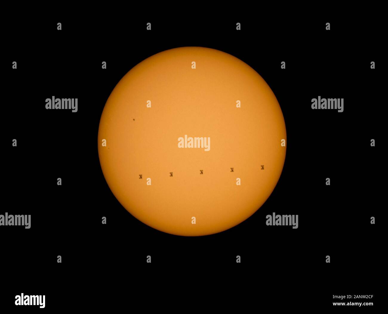 USA - 6 Sep 2015 - Cette image composite fait de cinq images montre la Station spatiale internationale, avec une équipe de neuf à bord, en silhouette comme il Banque D'Images