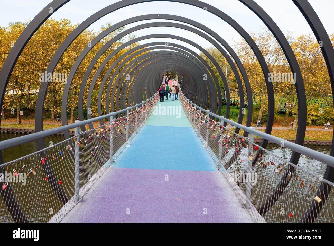 Slinky Ressorts pour la gloire, la passerelle pour piétons par Tobias Rehberger, Rhine-Herne Canal, Oberhausen, Allemagne Banque D'Images