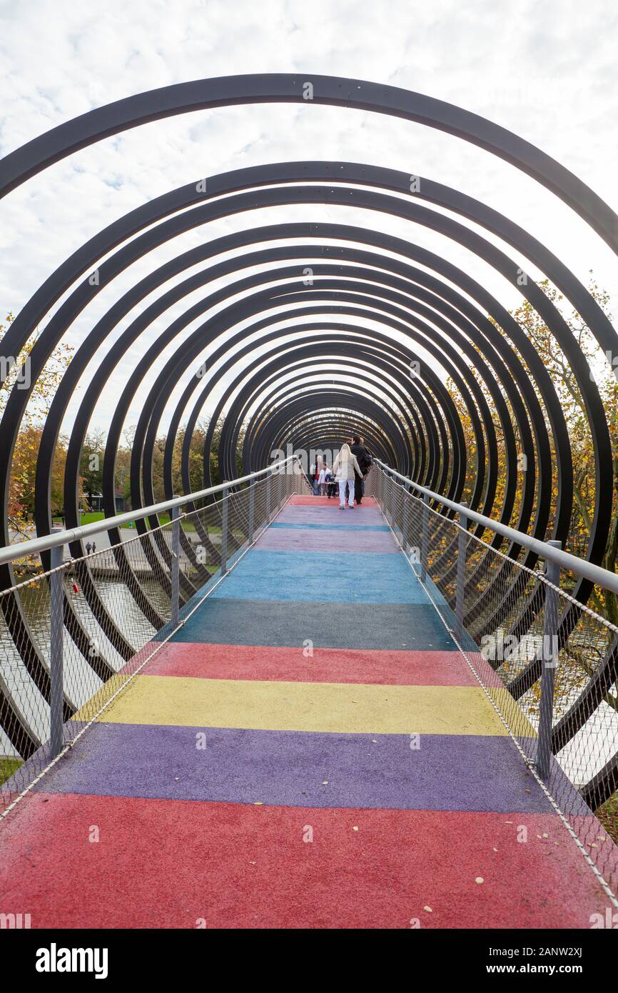 Slinky Ressorts pour la gloire, la passerelle pour piétons par Tobias Rehberger, Rhine-Herne Canal, Oberhausen, Allemagne Banque D'Images