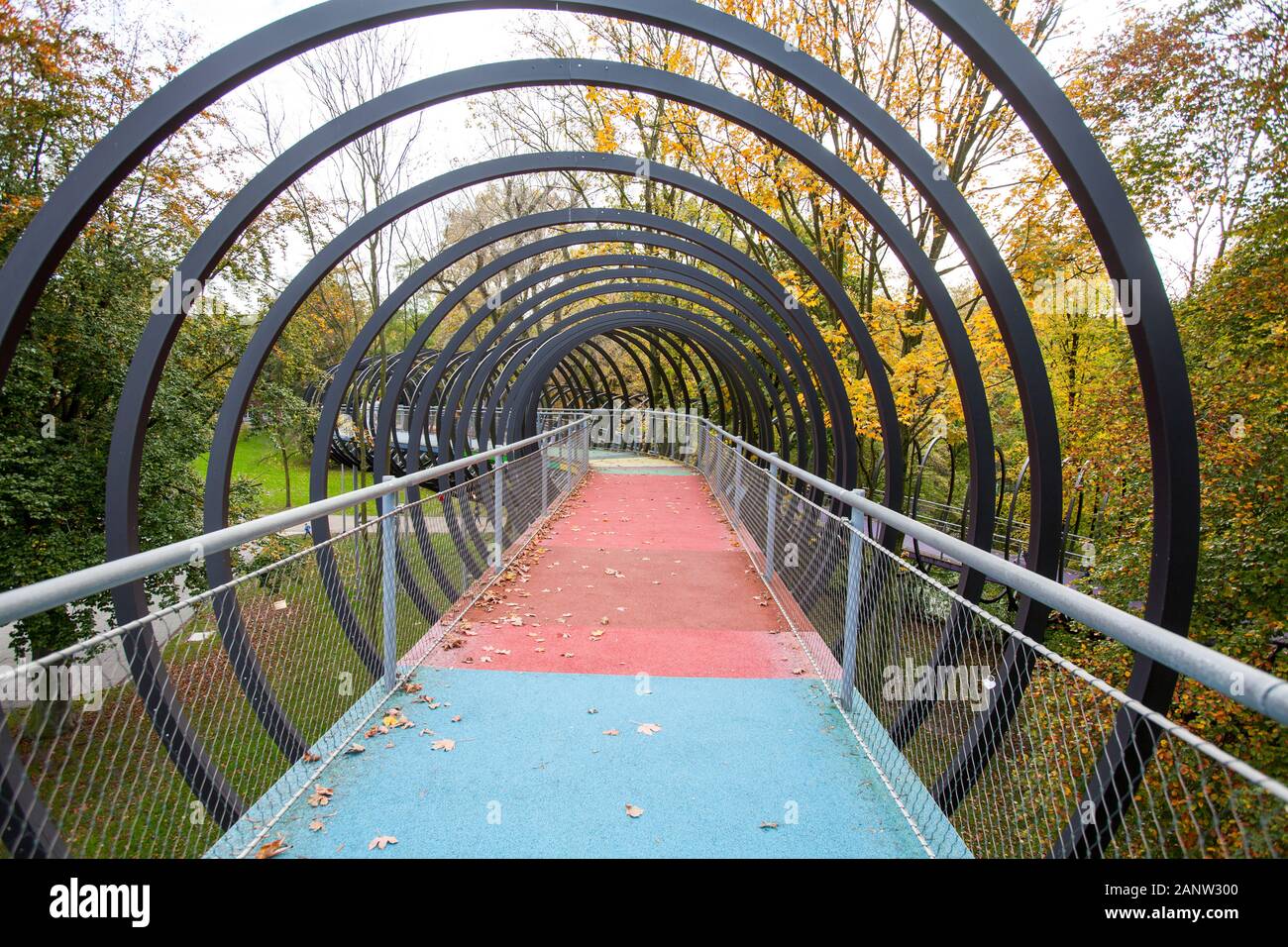 Slinky Ressorts pour la gloire, la passerelle pour piétons par Tobias Rehberger, Rhine-Herne Canal, Oberhausen, Allemagne Banque D'Images