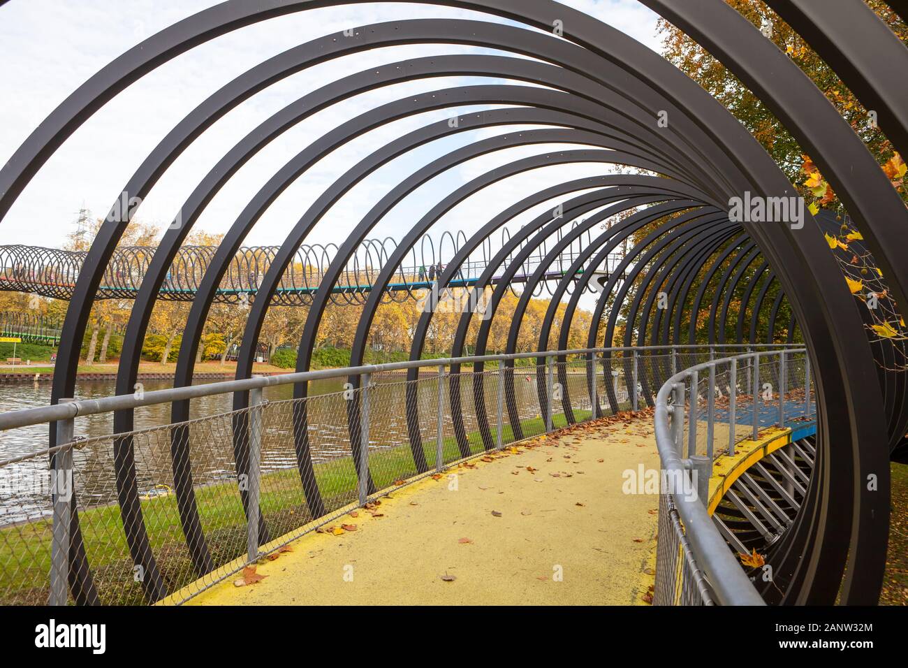 Slinky Ressorts pour la gloire, la passerelle pour piétons par Tobias Rehberger, Rhine-Herne Canal, Oberhausen, Allemagne Banque D'Images