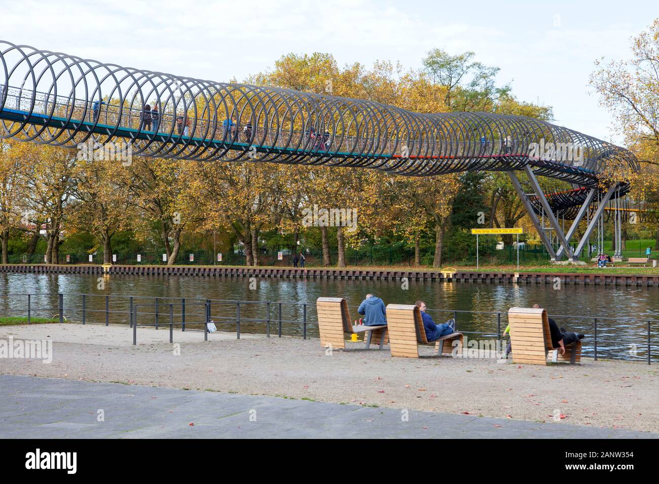 Slinky Ressorts pour la gloire, la passerelle pour piétons par Tobias Rehberger, Rhine-Herne Canal, Oberhausen, Allemagne Banque D'Images