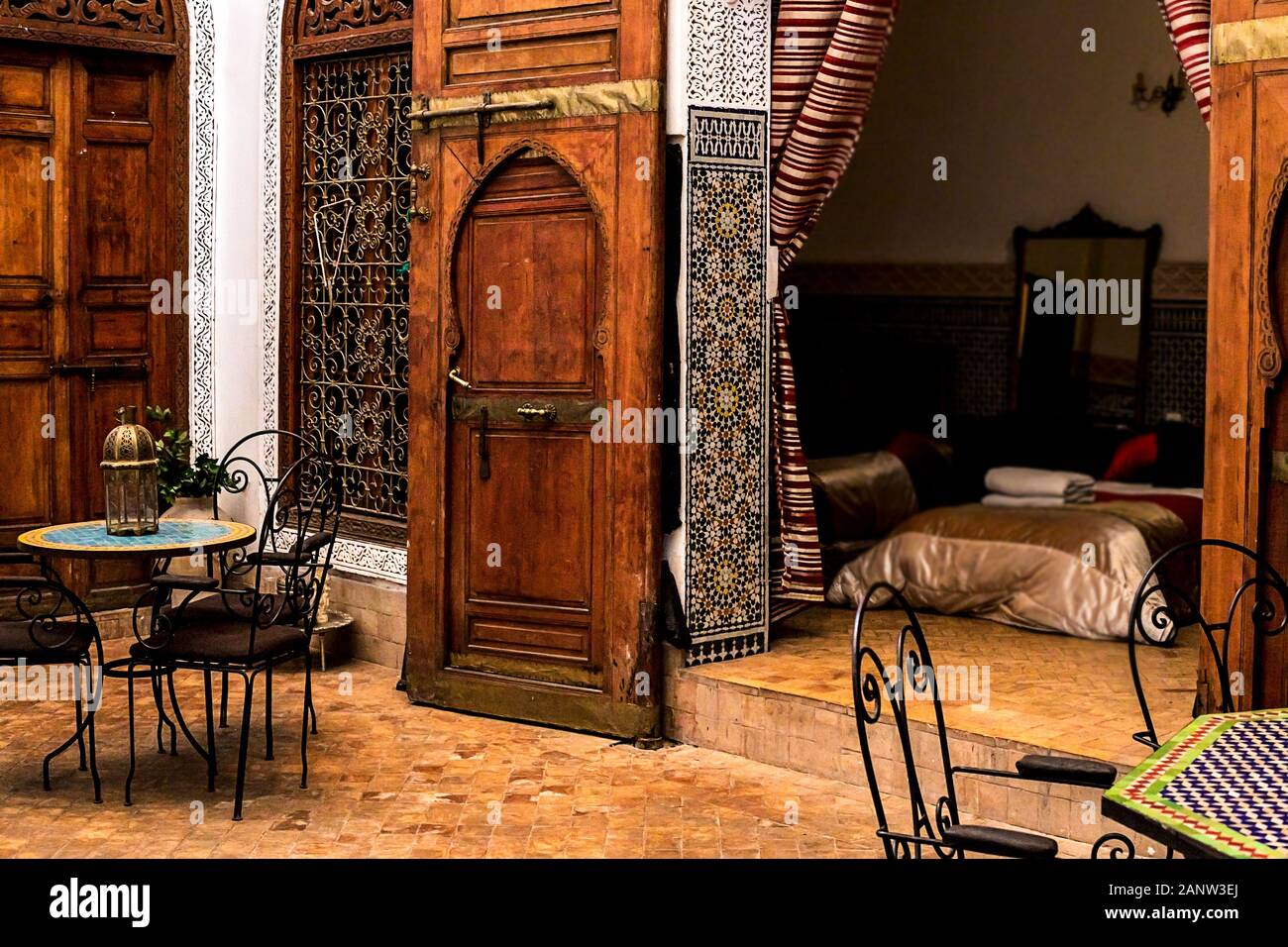 L'arabe traditionnel lieu de repos, salle de séjour avec des lampes, fauteuil et décoration Banque D'Images