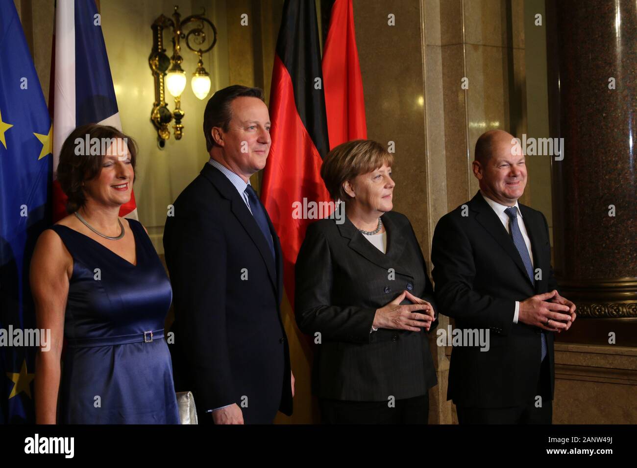 Britta Ernst, David Cameron, Angela Merkel et Olaf Scholz als Gastgeber beim offiziellen Familienfoto auf dem Spiegel der Rathaustreppe beim Matthiae Banque D'Images