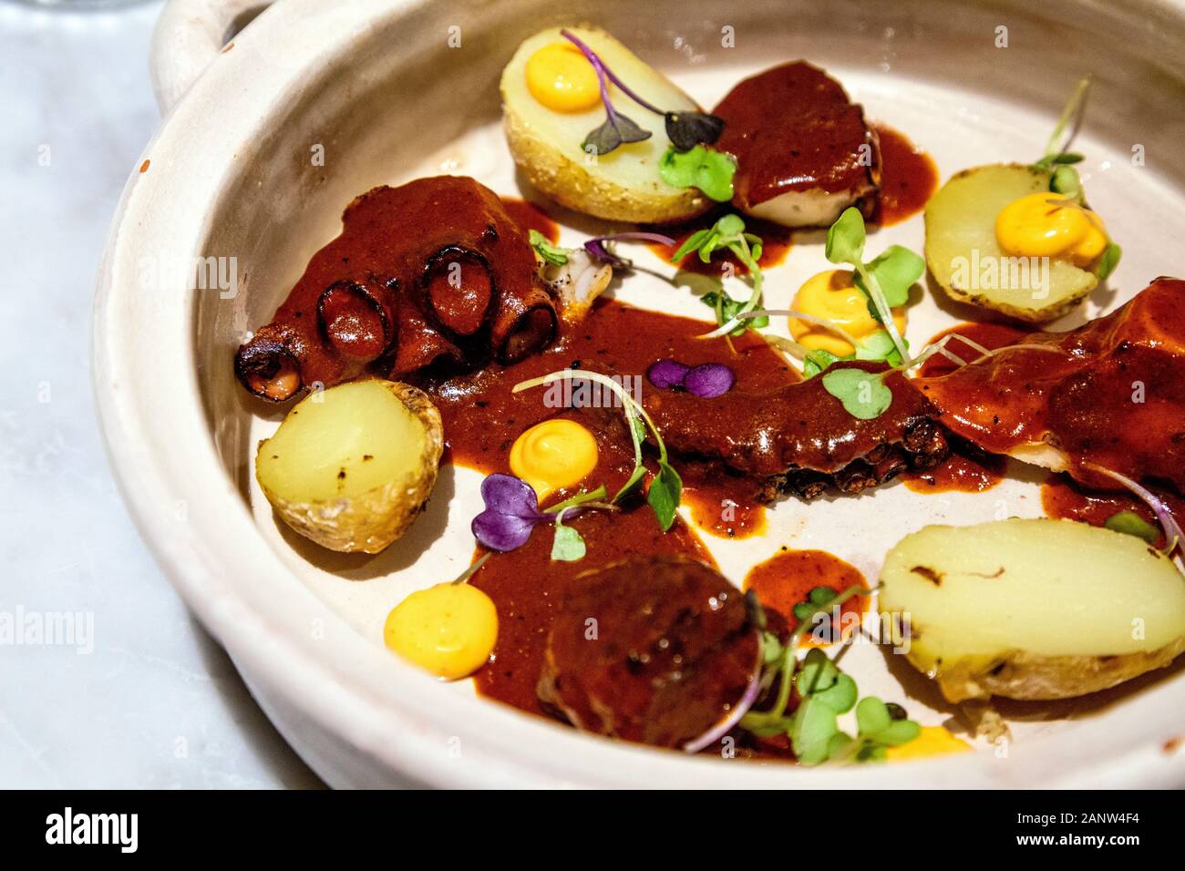 Poulpe Grillé et pommes de terre à jardin restaurant gastronomique Fabiola à Palma, Majorque, Espagne Banque D'Images