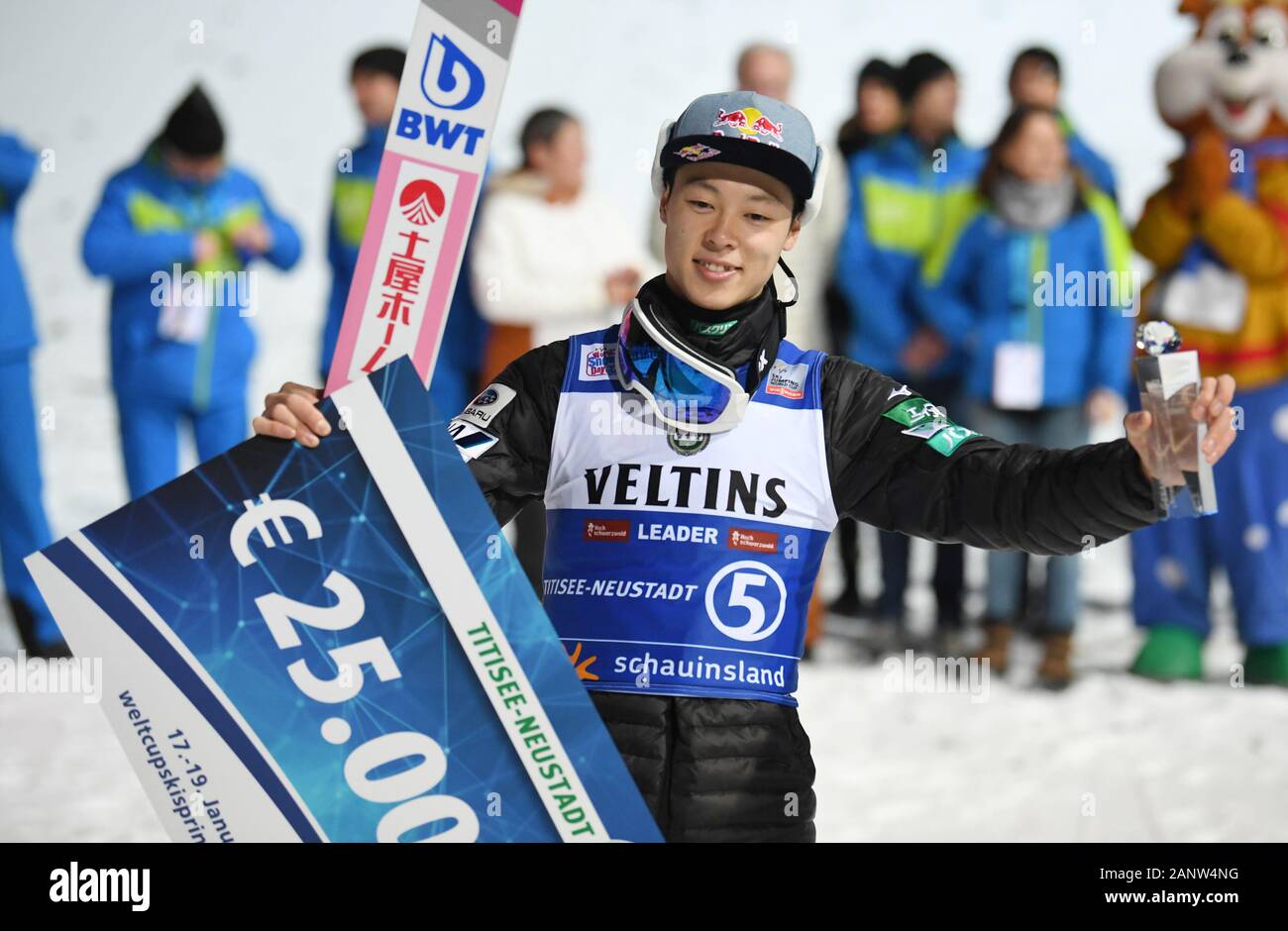 Titisee Neustadt, Allemagne. 19 Jan, 2020. Ski nordique/saut à ski : Coupe du monde de saut à ski, grande colline, les hommes : Ryoyu Kobayashi du Japon célèbre la victoire de la classification particulière. Il était le meilleur cavalier sur les trois jours de compétition. Crédit : Patrick Seeger/dpa/Alamy Live News Banque D'Images Titisee Neustadt, Allemagne. 19 Jan, 2020. Ski nordique/saut à ski : Coupe du monde de saut à ski, grande colline, les hommes : Ryoyu Kobayashi du Japon célèbre la victoire de la classification particulière. Il était le meilleur cavalier sur les trois jours de compétition. Crédit : Patrick Seeger/dpa/Alamy Live News Banque D'Images