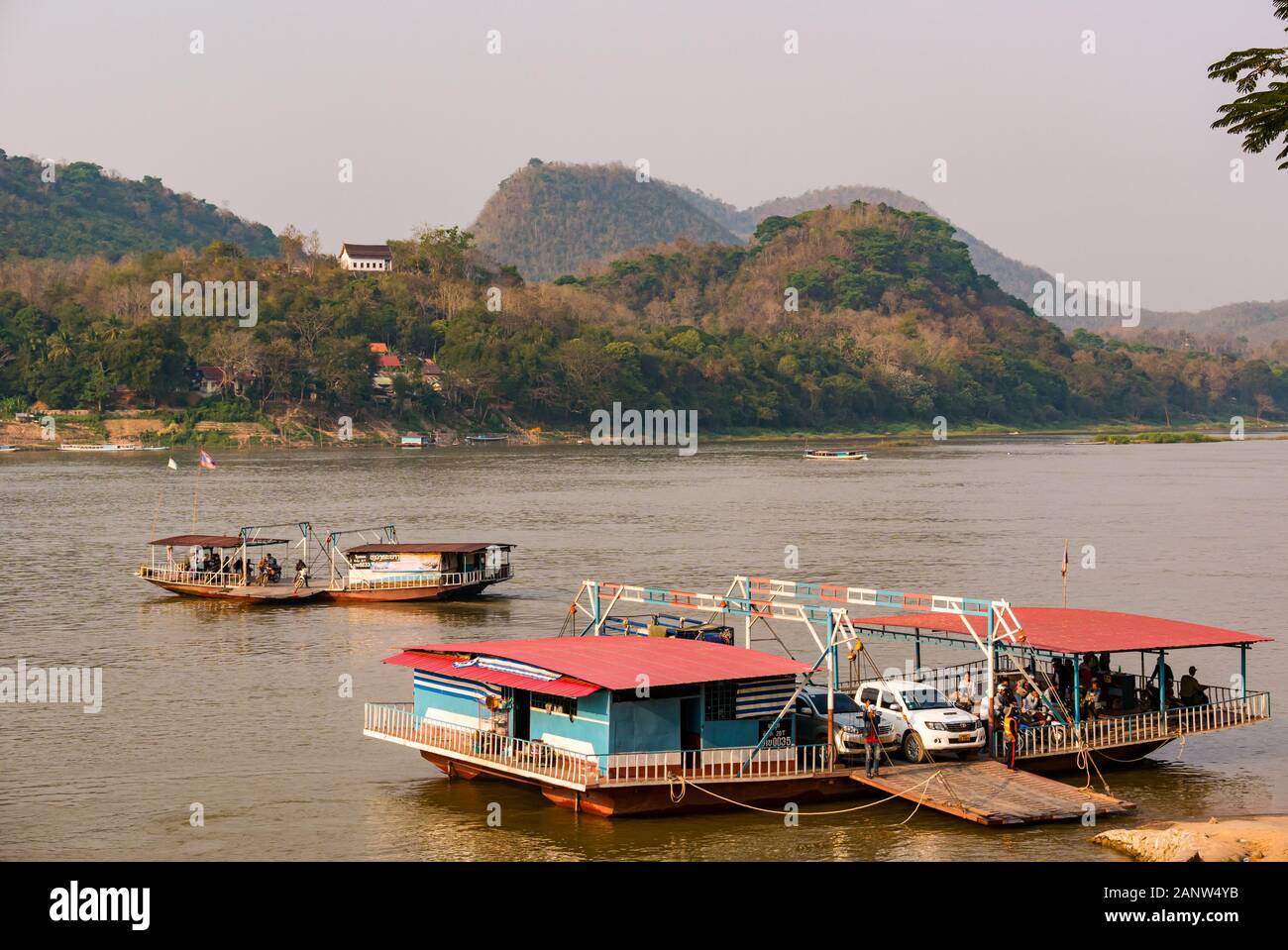Transport de passagers et de car-ferry, Mékong, Luang Prabang, Laos, Asie du sud-est Banque D'Images
