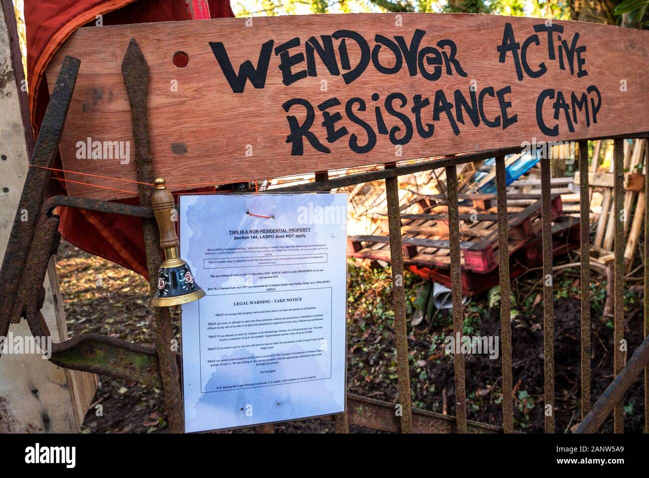 Wendover, España.18 janvier 2020. Les militants déterminés s'opposant à HS2 récemment établi le camp de résistance active Wendover dans un bois au sud de Wendover adjacent à l'un l413. Le camp est dans le chemin de la ligne de chemin de fer proposée HS2 où il traverserait l'un413. Le Camp de résistance active Wendover l'intention d'occuper leur place aussi longtemps que possible, s'opposant à la construction de la ligne ferroviaire HS2. Entrée du camp afficher avis juridique re l'occupation du site. Camp de résistance active de Wendover. Crédit : Stephen Bell/Alamy Banque D'Images