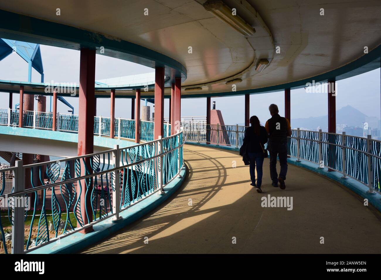 Le passage piéton au parc Quarry Bay, le long du port Victoria à Hong Kong. Banque D'Images