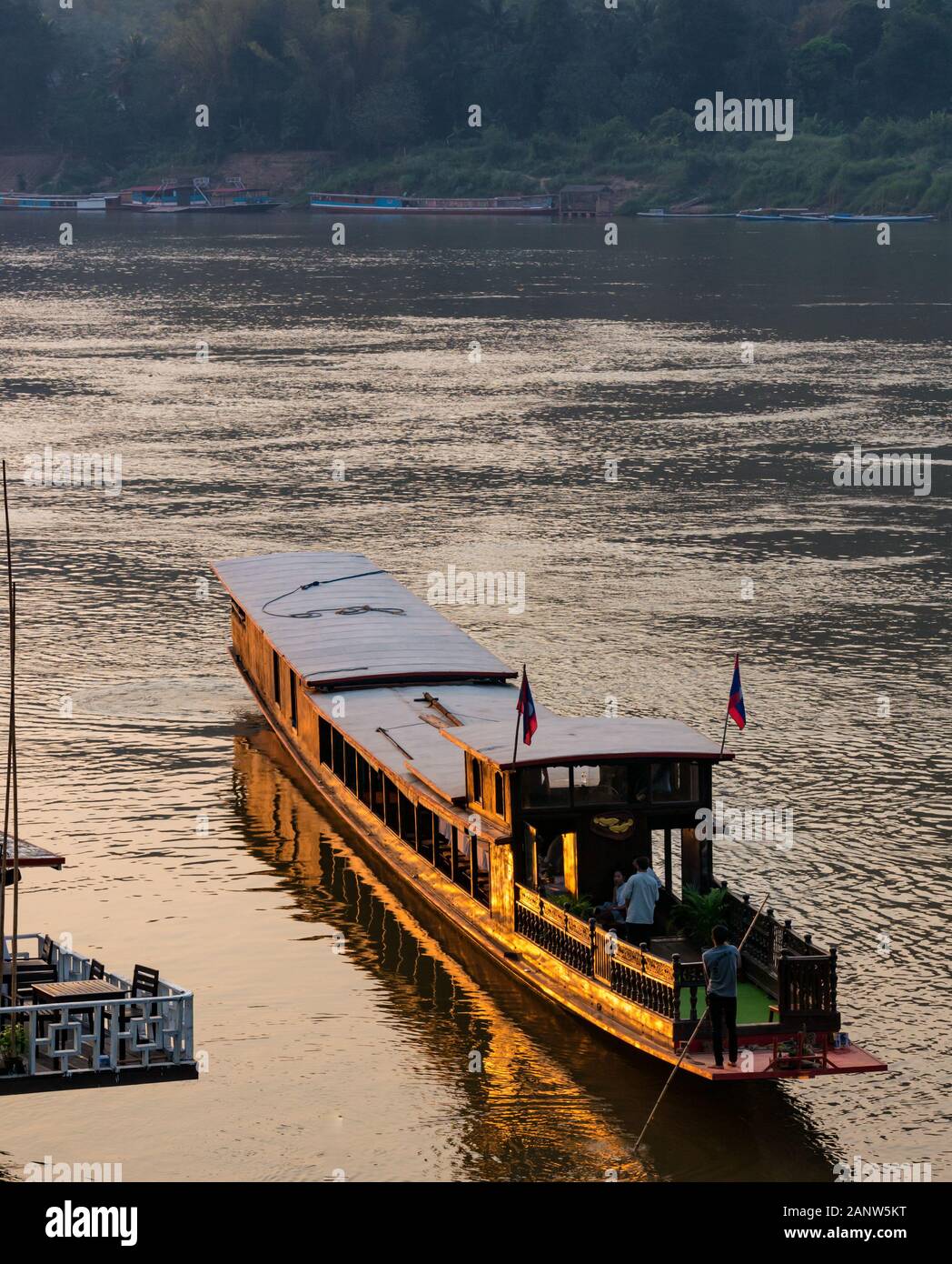 Bateau de croisière sur le Mékong au coucher du soleil, Luang Prabang, Laos, Asie du sud-est Banque D'Images