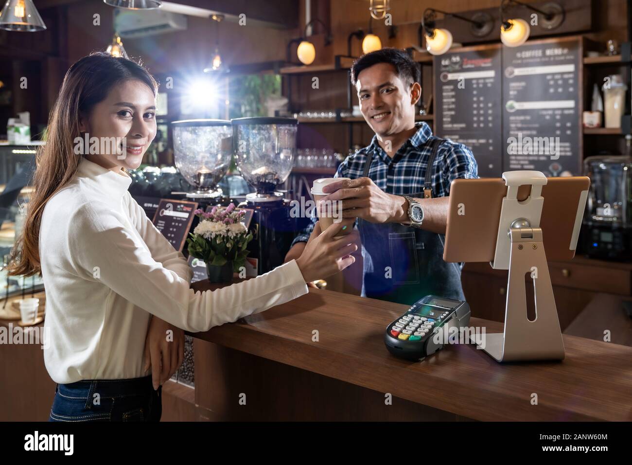 Portrait of asian woman client prendre le café tasse de café barista dans. Banque D'Images
