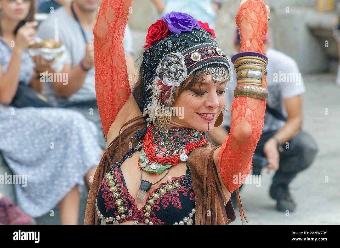 Les danses sacrées. Légales. Belle femme danse avec ses mains en l'air, dans la place San Diego, Alcala de Henares (Madrid - Espagne) Banque D'Images