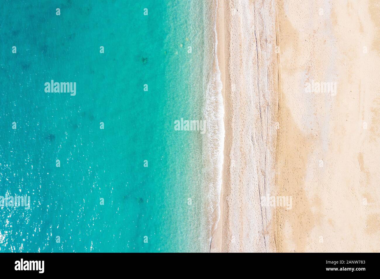 Vue aérienne de vagues de la mer turquoise et la plage de sable fin, de la Turquie, Antalya Banque D'Images