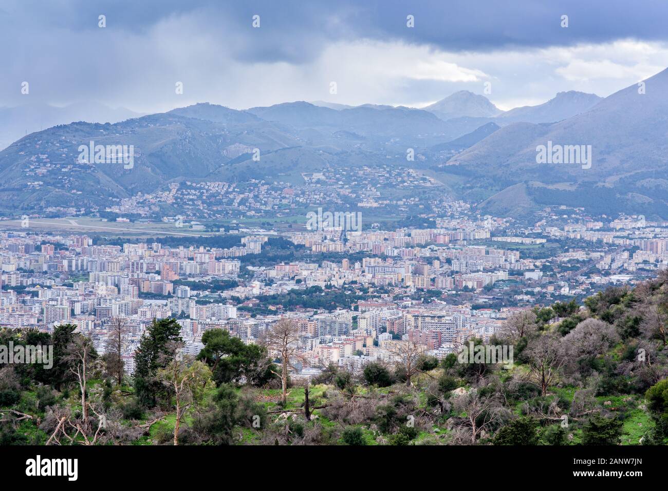 Palerme donne sur le mont Pelegrino Banque D'Images