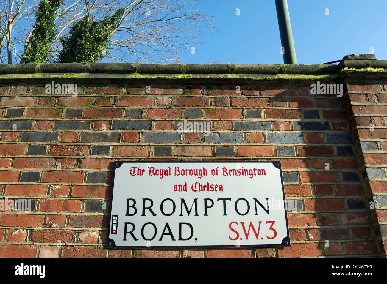 Nom de rue signe pour Brompton Road, South Kensington, Londres, Angleterre Banque D'Images