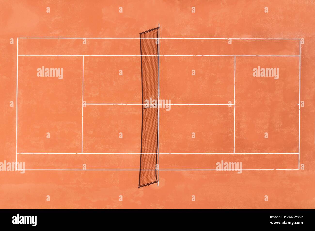 Vue aérienne d'un prfessional cour d'argile rouge, prêt à jouer au tennis Banque D'Images