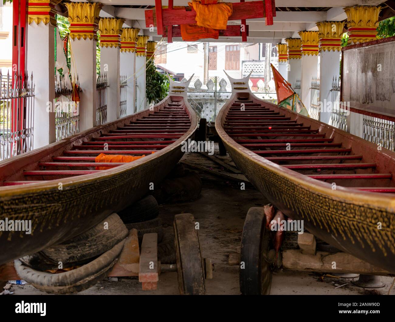 Étang Long canoës à voile hangar de stockage, temple Wat Sensoukharam, Luang Prabang, Laos, Asie du sud-est Banque D'Images