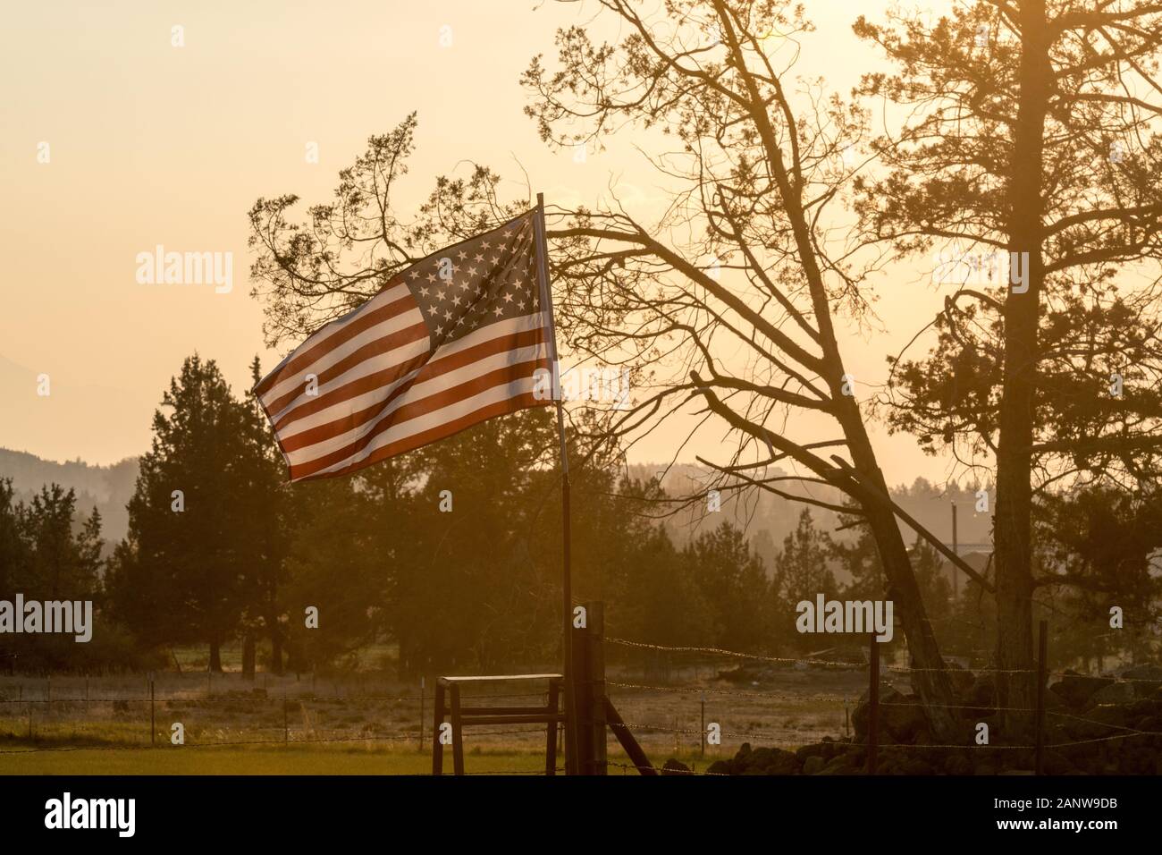 Coucher du soleil la lumière passe à travers une forme drapeau des États-Unis près de Terrebonne Banque D'Images