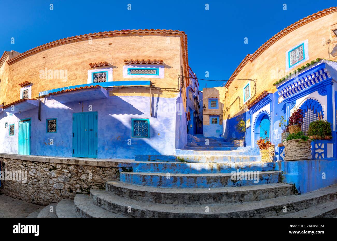 Chefchaouen, une ville aux maisons peintes en bleu et aux rues étroites, belles et bleues, Maroc, Afrique Banque D'Images