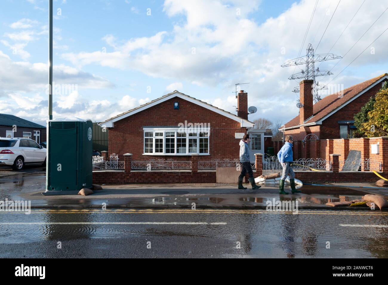 CHERTSEY, UK - 20 févr. 2014 - graves inondations après la Tamise burst c'est banques dans la région supérieure à Chertsey Surrey England UK Banque D'Images