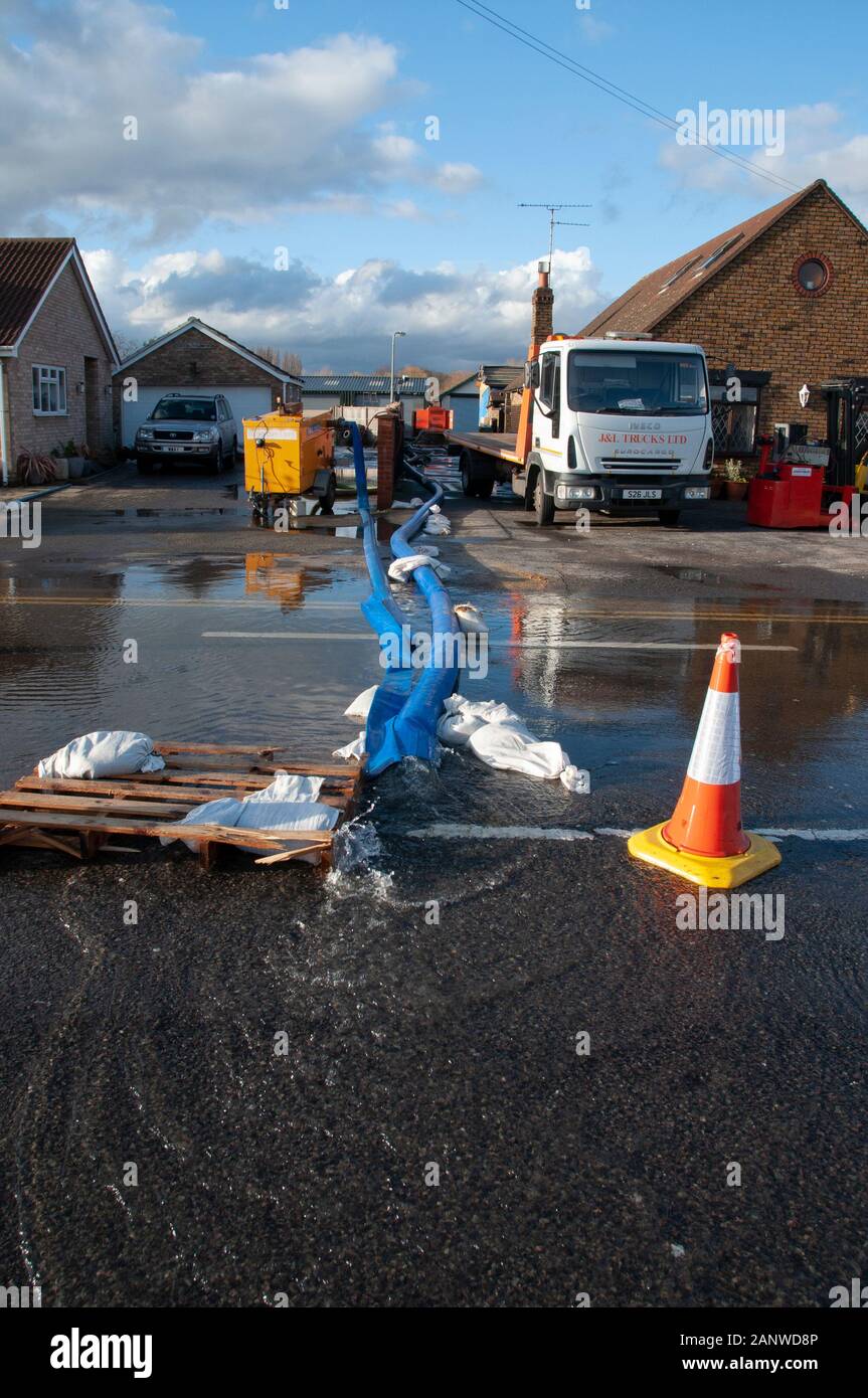 CHERTSEY, UK - 20 févr. 2014 - graves inondations après la Tamise burst c'est banques dans la partie supérieure près de Chertsey Surrey England UK Banque D'Images
