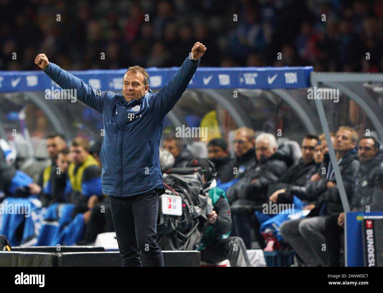 Berlin-Munich Football , Berlin, Jan 19, 2020. headcoach Hansi FLICK (FCB), team manager, coach, célèbre 0-4 but, heureux, rire, fête, Jürgen Klinsmann, headcoach Hertha, manager de l'équipe, l'arrière-plan Hertha BSC Berlin - FC BAYERN MUNICH - DFL RÈGLEMENT INTERDIT TOUTE UTILISATION DES PHOTOGRAPHIES comme des séquences d'images et/ou quasi-vidéo - 1.ligue de soccer allemand , Berlin, 19 janvier 2020. Saison 2019/2020, journée 18, © Peter Schatz / Alamy Live News Banque D'Images