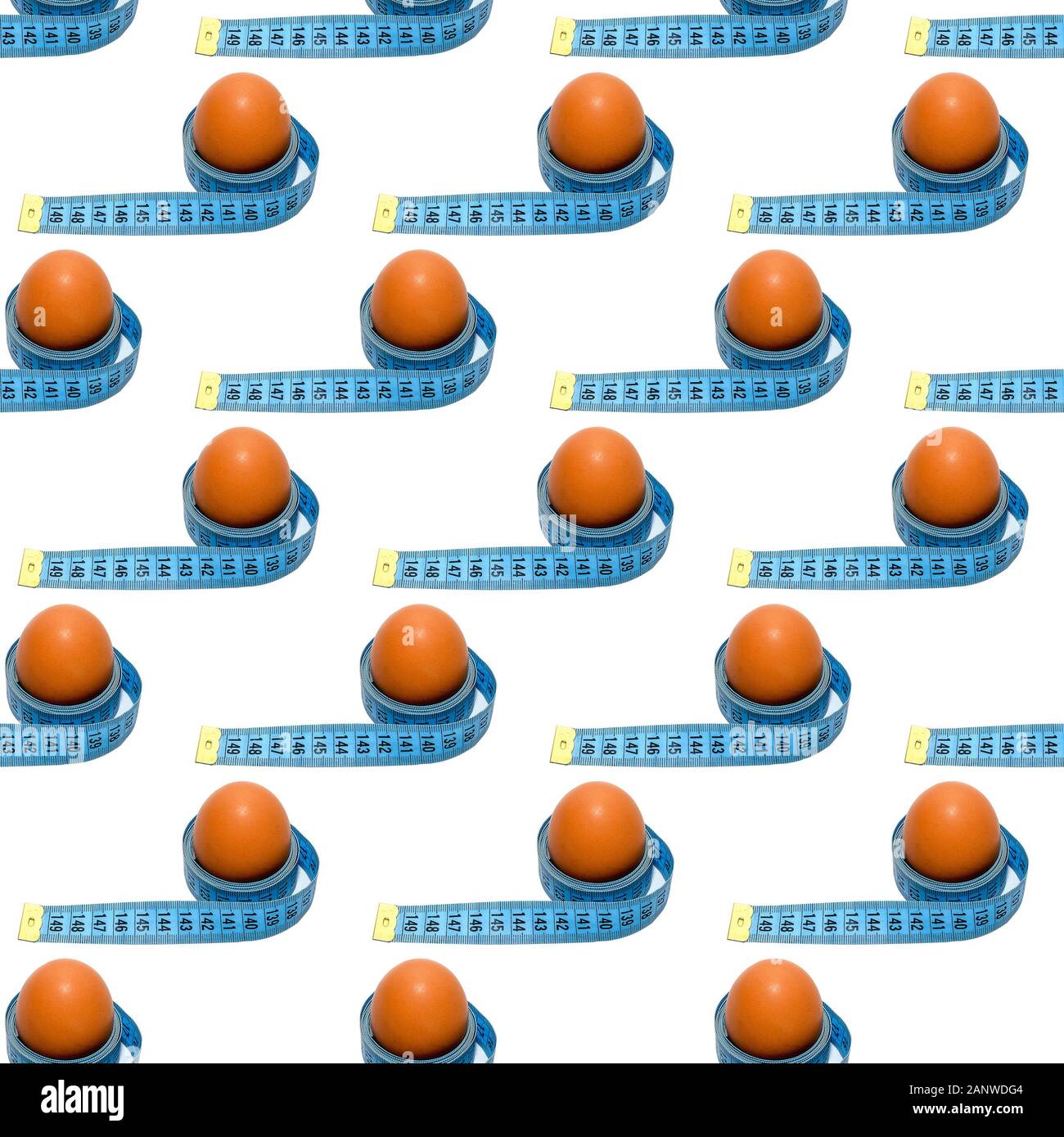 Fond blanc abstrait sans couture avec oeuf et ruban de mesure, concept de saine alimentation et de régime. Banque D'Images