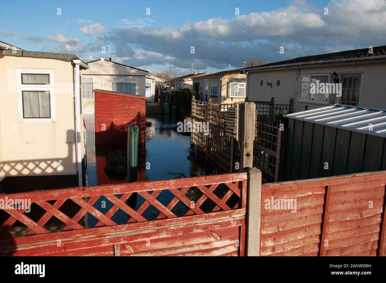 CHERTSEY, UK - 20 févr. 2014 - graves inondations après la Tamise burst c'est banques dans la partie supérieure près de Chertsey Surrey England UK Banque D'Images