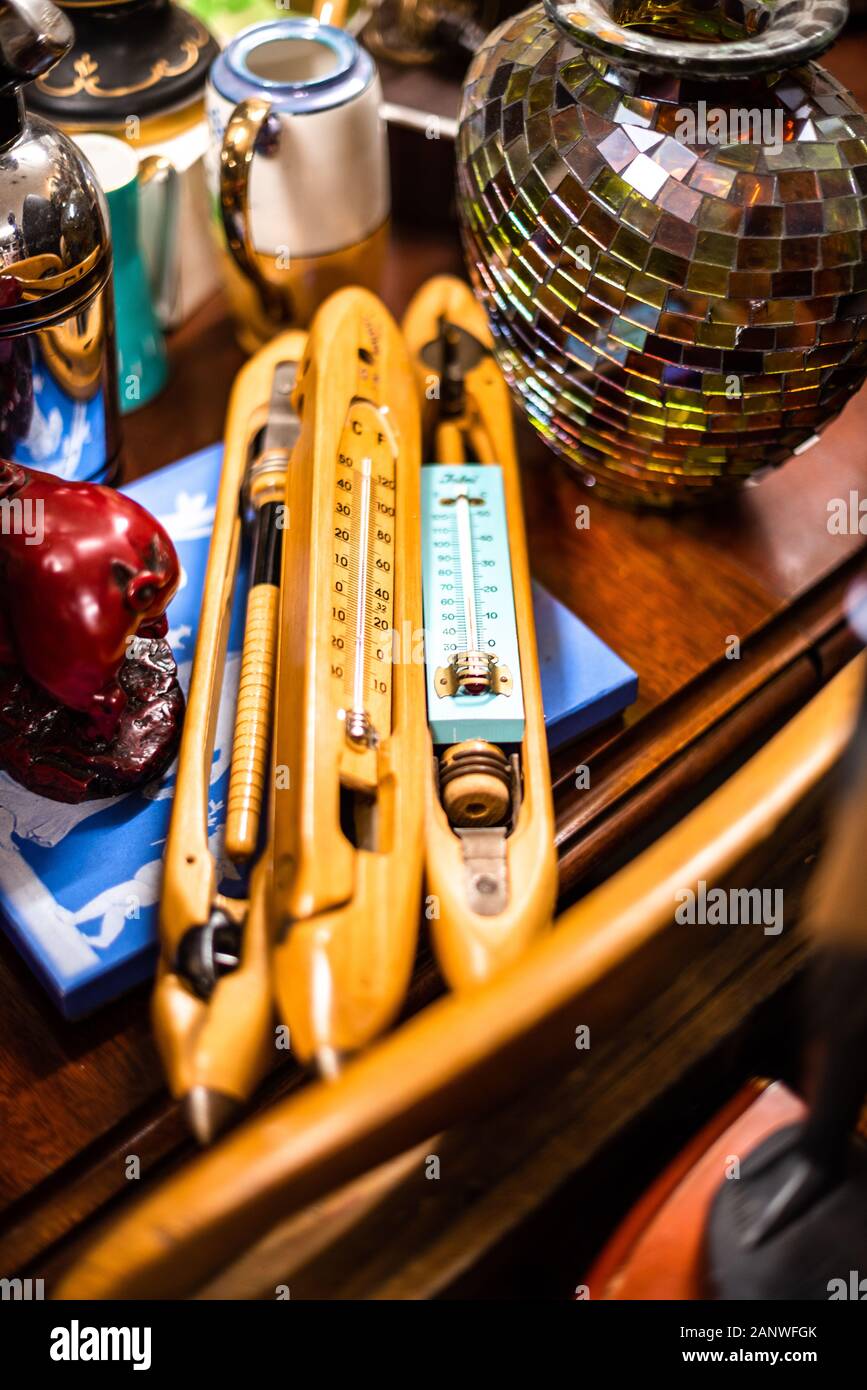Le thermomètre classique en bois antique, se concentrer sur la température celsius isolé vieux articles maison vintage vente garage stockage conteneur uk manchester Banque D'Images