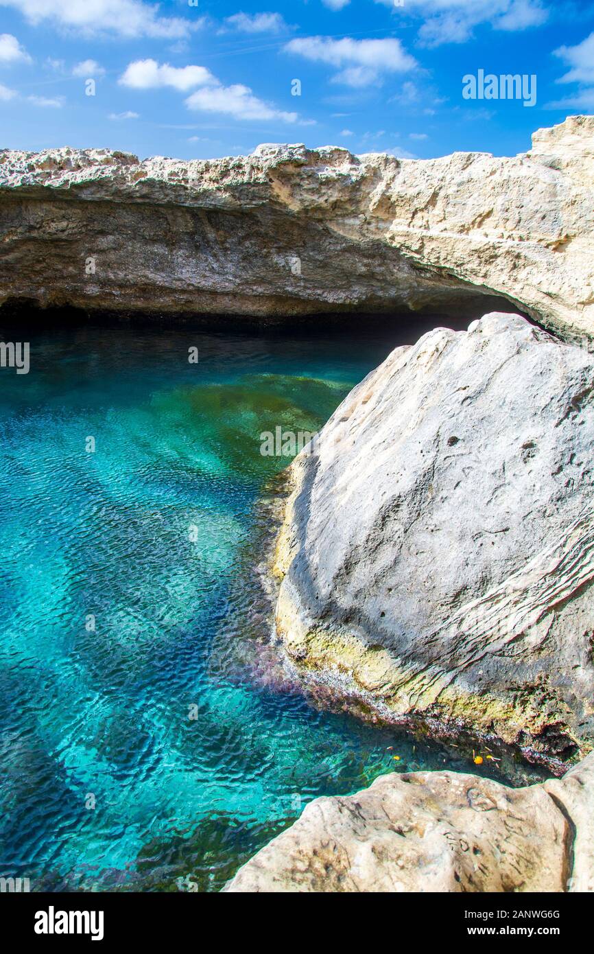 Grotta della Poesia, province de Lecce, par la mer Adriatique dans la région du Salento des Pouilles, dans le sud de l'Italie Banque D'Images